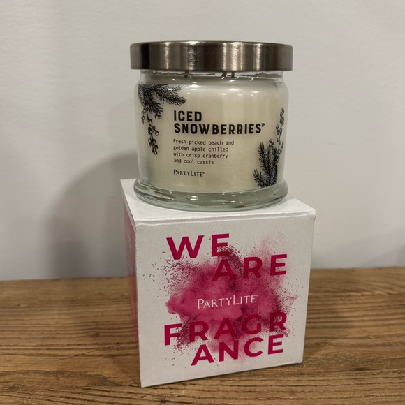 NWT PartyLite 3-Wick Iced Snowberries Candle - Picture 6 of 8